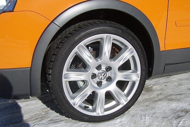 Leichtmetallräder: "BBS-Radialspeiche" in 17 Zoll, Sterlingsilber lackiert, 215/40er-Breitreifen