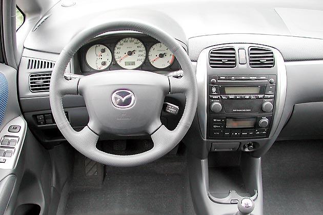 Das Lederlenkrad liegt gut in der Hand, die Audioanlage lässt sich von einem Hebel hinterm Volant regeln