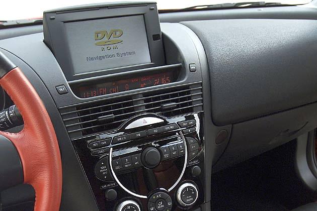 Das optionale Navigationssystem ist DVD-gestützt und hat einen ausfahrbaren Monitor