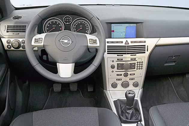 Jeder Knopf an seinem Platz im übersichtlichen Cockpit