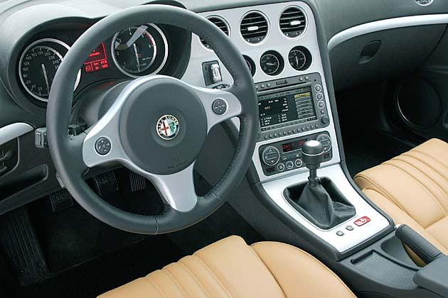 Wie im Cockpit: Die Mittelkonsole ist dem Fahrer zugewandt