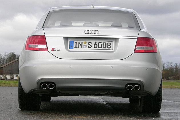Vier Auspuff-Enden entsorgen das Abgas aus dem V10-Motor