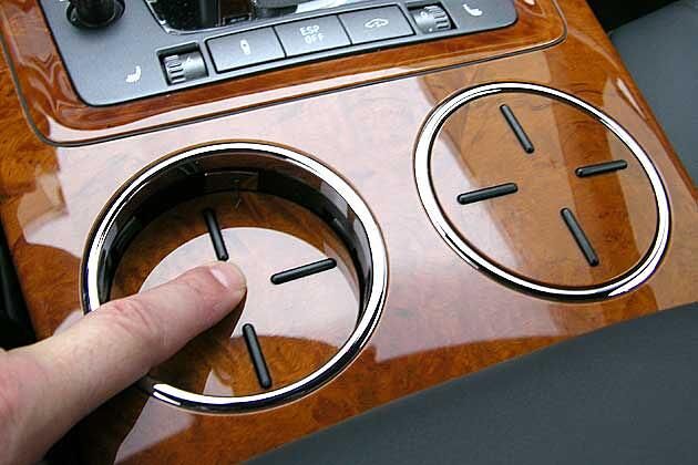In der Mittelkonsole gibt es zwei Deckel zum Runterdrücken
