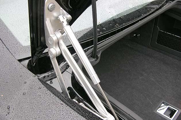 Ein technisches Kleinod: Das aufwändig gearbeitete Aluminium-Scharnier des Kofferraumdeckels