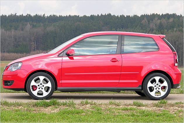 Wie beim Golf GTI: Felgen mit den U-förmigen Durchblicken auf rote Bremssättel