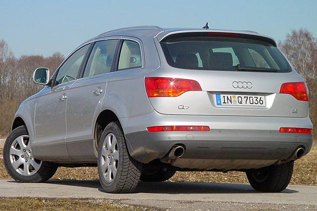 Die nach hinten deutlich abfallende Dachlinie verleiht dem Ungetüm sportliche Züge