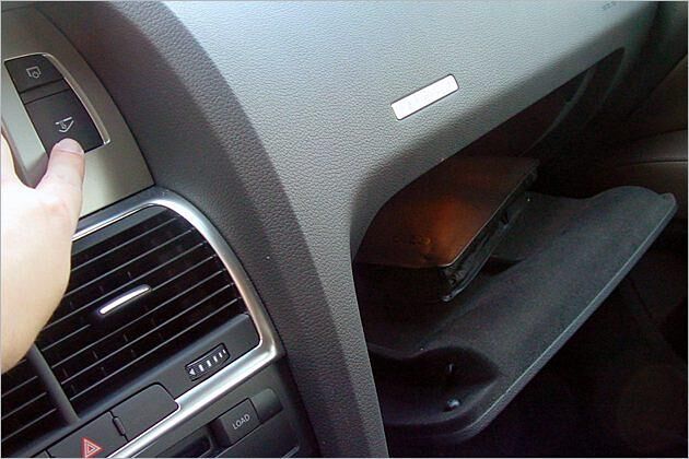 Das Handschuhfach öffnet sich elektrisch auf Knopfdruck
