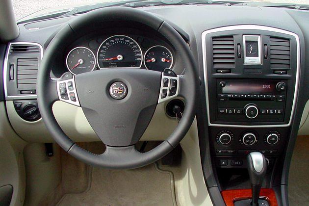 Übersichtliches und aufgeräumtes Cockpit mit kleiner Uhr in der Mitte