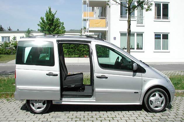 Auf jeder Seite gibt es eine große Schiebetür