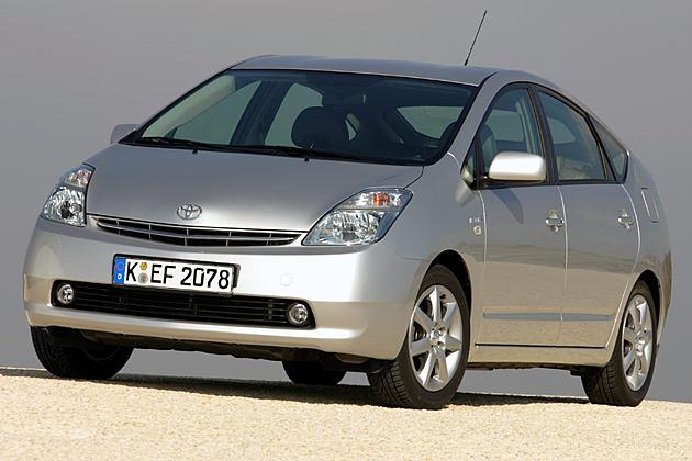 Eine Chromleiste am Kühlergrill kennzeichnet den Prius 2006
