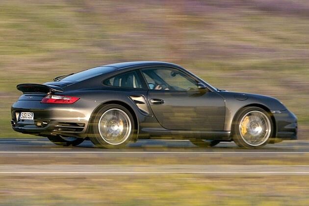 Markant sind am 911 Turbo außerdem die großen Lufteinlässe zwischen Tür und Hinterachse