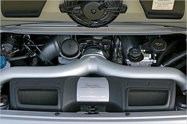 Dank doppelter Turboaufladung leistet der 3,6-Liter-Boxermotor 480 PS