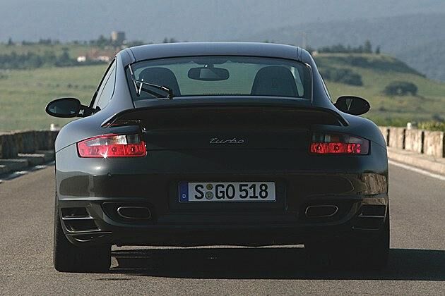 Breite Walzen: Auf den hinteren Felgen hat Porsche 305er-Felgen aufgezogen