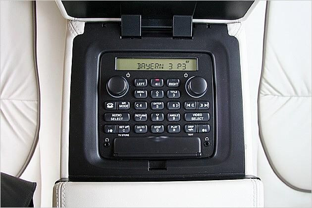 Multimedia-Panel in der hinteren Mittelarmlehne