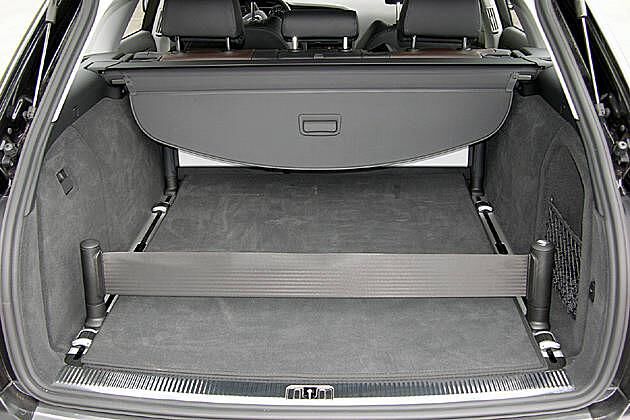 In den Kofferraum passen 565 Liter  ein Mercedes E-Klasse T-Modell lädt 690 Liter ein
