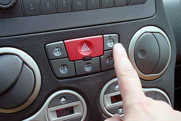 Die elektronische Differenzialsperre sollte man im Gelände einschalten