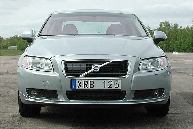 Typisches Volvo-Gesicht mit dem bekannten Logo