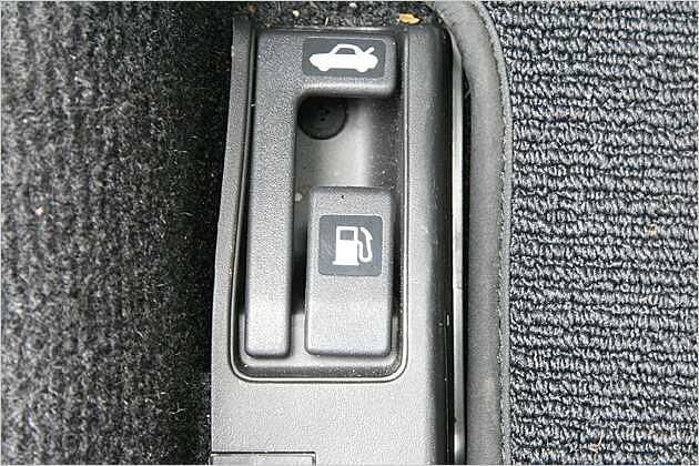Tankklappen-Entriegelung im Fahrer-Fußraum