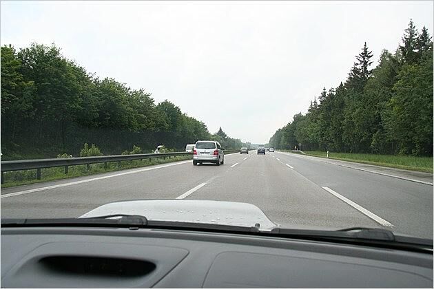Blick über die Hutze auf die Autobahn