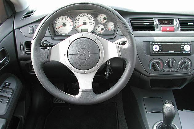 Nüchtern gestaltet und mit sportlichen Akzenten angehübscht: das Cockpit