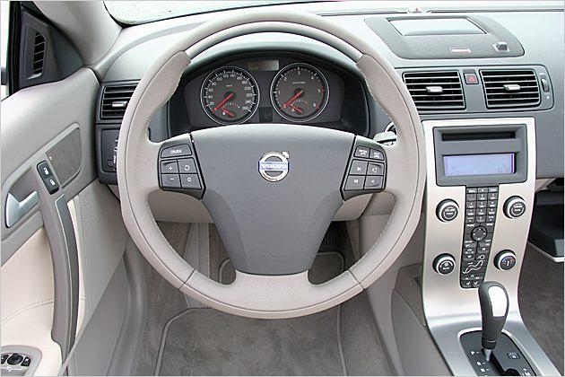 Schönes Ambiente: Der Arbeitsplatz im Volvo C70