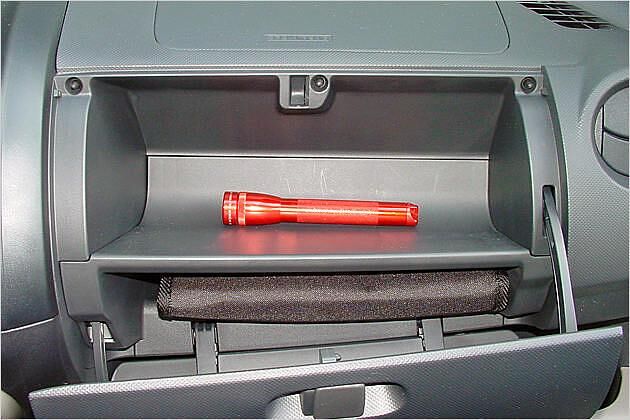 Ausreichend großes Handschuhfach mit Extra-Ablage für`s Bordbuch