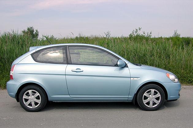 Die Seitenansicht des Accent-Dreitürers erinnert an den Rover 25