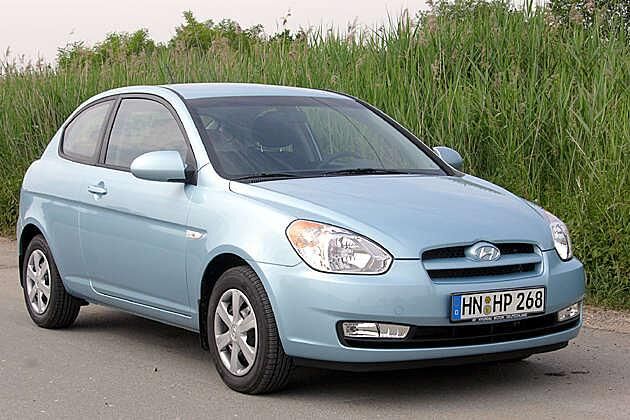Die ums Ecke gezogenen Scheinwerfer lassen ein wenig an den Fiat Grande Punto denken