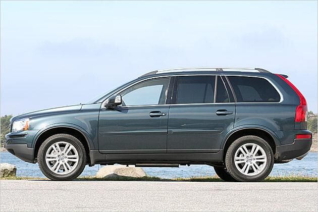 Von der Seite wirkt der große Volvo vertrauenserweckend