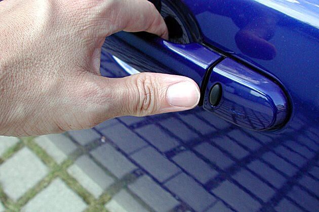 'Mit ohne Schlüssel': Ein kleiner Gummiknopf neben dem Türöffner dient zur Ver- und Entriegelung