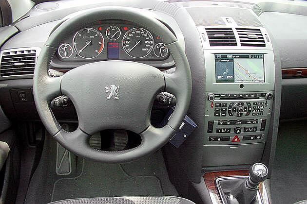In der getesteten Ausstattung für den französischen Markt kann das Cockpit gefallen