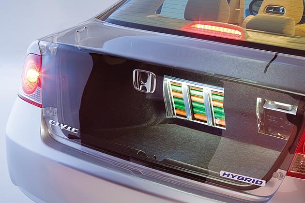 Hinter der Lehne der Rückbank sind die Akkus für den Elektro-Antrieb untergebracht
