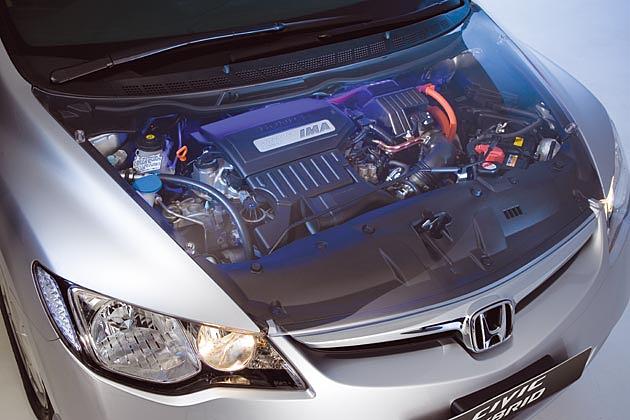 Vorne arbeiten ein Benziner und Elektromotor zusammen