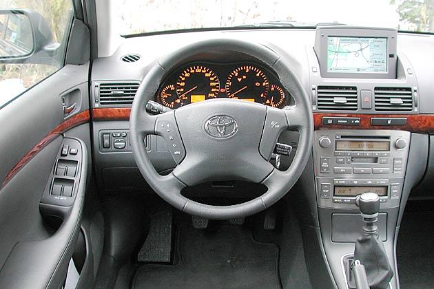 Das "Multivisions"-DVD-Navigationssystem mit ausfahrbahrem Farbdisplay kostet 2.400 Euro