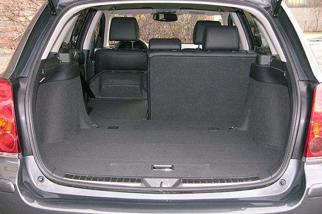 Nach vorne leicht ansteigend: Die Ladefläche des Avensis Combi bei umgeklappten Sitzen