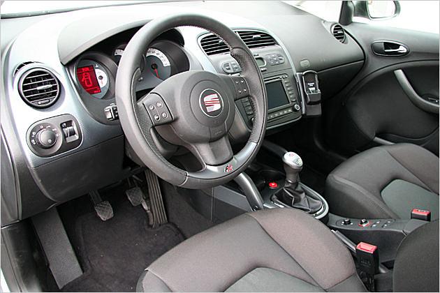 Das Altea-Cockpit ist in noblem Schwarz gehalten