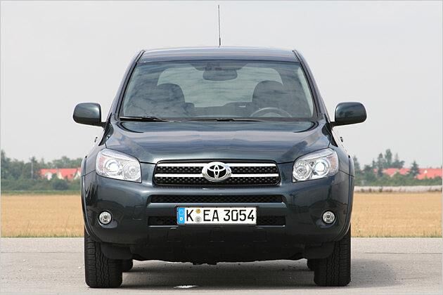 Ein bisschen böse, ein bisschen griesgrämig, so guckt der RAV4