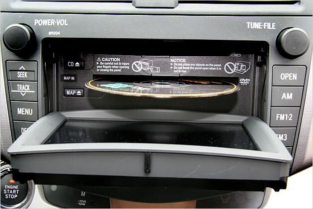 Hinterm Bildschirm sind die Schubfächer für Navi- und Audio-CD