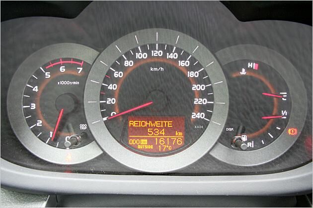 Der Bordcomputer zeigt es an: Reichweite auf jeden Fall unter 600 Kilometern