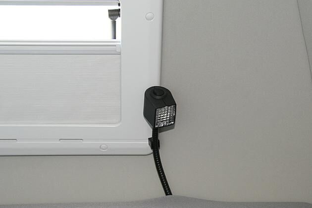 Im Dachgeschoss wartet eine Schwanenhals-Lampe auf den Lesenden