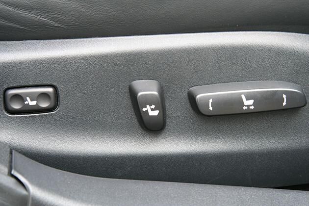 Die elektrische Sitzverstellung fasst sich aufgrund der großen Knöpfe gut an