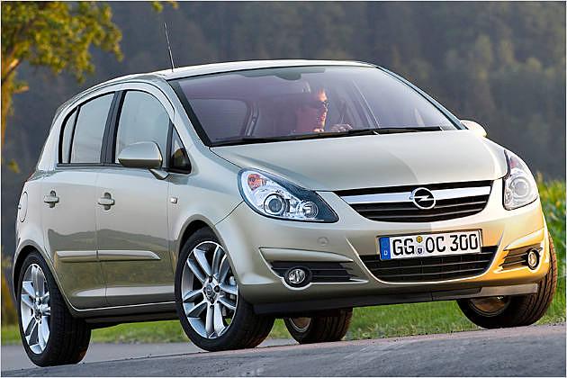 Die breite Chromspange im Grill ist Opel-typisch
