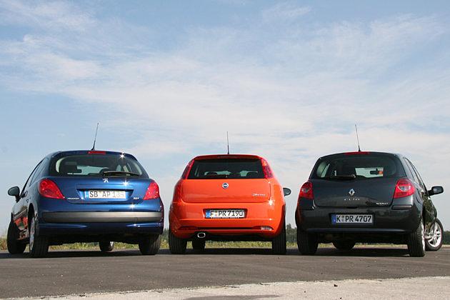 Der Peugeot (links) bietet mit seinen dicken schwarzen Leisten den besten Rammschutz