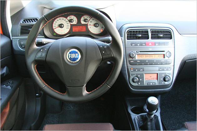Grande Punto Sport: Farbige Nähte am Lenkrad und sportliche Instrumente