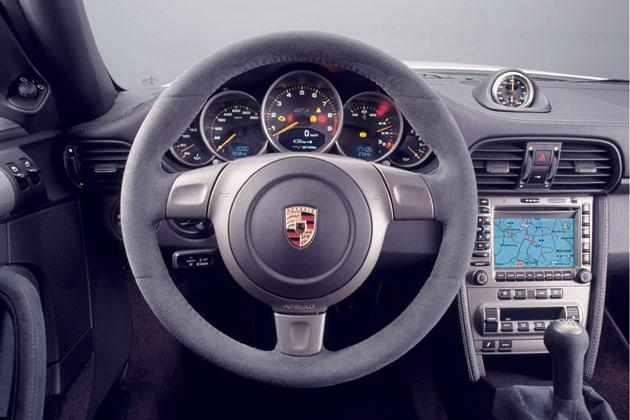 Liegt sehr gut in der Hand: Sportlenkrad mit Alcantara-Bezug