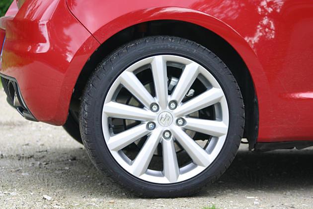 Der Suzuki rollt auf 17-Zoll-Leichtmetallfelgen und 195er-Reifen