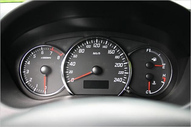 Das Nötigste auf einen Blick: Die Instrumente des Suzuki Swift Sport
