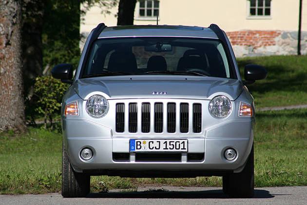 Sieben-Schlitze-Kühlergrill und Rundscheinwerfer: Der Compass trägt ein typisches Jeep-Gesicht