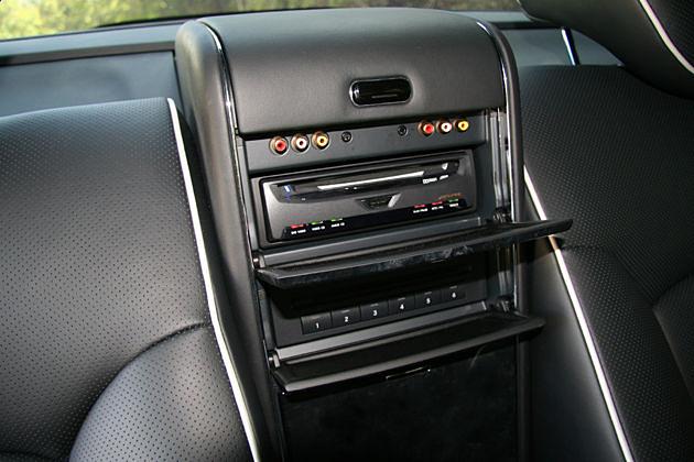 DVD-Player und Kopfhörer-Anschlüsse hinten in der Mitte
