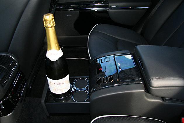 Ein Champagner-Flaschenhalter darf nicht fehlen